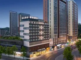 Atour Hotel West Plaza of Guiyang North Railway Station