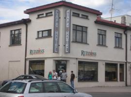 Cafe Hotel Rudzons, hotelli kohteessa Madona