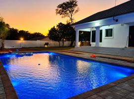 Viesnīca Poinsettia White House - Exclusive Private Villa with Pool pilsētā Livingstona