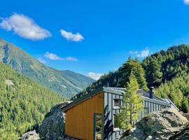 Cabin on a Rock - Mountain Escape, hotel en Deçan