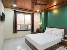 Hotel Oasis Inn -100 feet Road