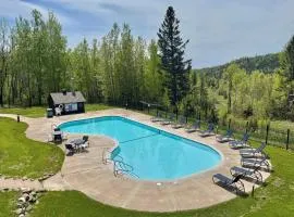 North Shore ski-in/ski-out loft with hot tub