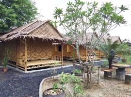 होटल की एक तस्वीर: Bamboo Bungalow Thalang