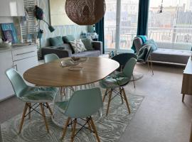 Ma Mère Beach Condo Oostende, hotel in Ostend