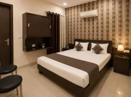 Hotel Devine Opp Jubilee Walk Mall & Near Gurdwara Sohana