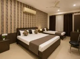Hotel Devine Opp Jubilee Walk Mall & Near Gurdwara Sohana