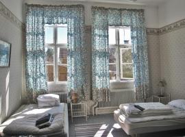 Tivedens Hostel-Vandrarhem, hotel in Karlsborg