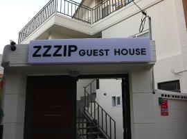 होटल की एक तस्वीर: Zzzip Guesthouse in Hongdae