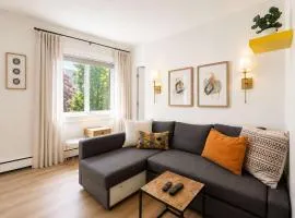 Colorful downtown condo, 2 bedrooms, king bed