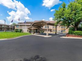 Quality Inn & Suites Lawrence - University Area, hotel di Lawrence
