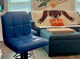 TIGER COVE - Entire Home, Fenced Yard, Central DSM