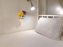 Salsa Hostel, hotel in Chumphon