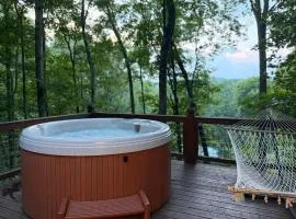 The Stargazer luxury cabin, hot tub, Mountain Views, pet friendly and peaceful!