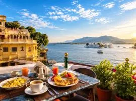 Hotel Devraj Niwas on Lake Pichola
