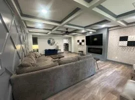 Spacious Dawsonville 4 bedrooms with 8 beds Sleeps 10 for Work crews and Large groups of friends and families