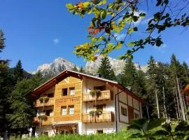 Chalet Tovel - Mountain Lake