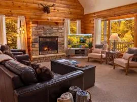 Sleepy Moose- Cozy Cabin in Sister Bay, Hot Tub, Fire Pit, Dogs!