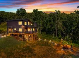 Hot Tub • Pizza Oven • Sleeps 12 • Game Room• Pets