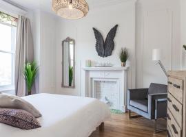 รูปภาพของโรงแรม: MTLVacationRentals -The Chic Laurier