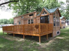 酒店照片: Blackhawk RV Campground Lakeview Loft Cabin 6