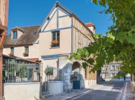 ホテル写真: Hôtel Aux Vieux Remparts, The Originals Relais