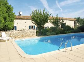 Photo de l’hôtel: Peaceful Holiday Home in Saint-Macoux with Swimming Pool