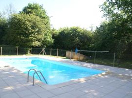 होटल की एक तस्वीर: Welcoming Holiday Home with Private Pool in Larzac