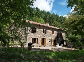 A picture of the hotel: Beautiful farmhouse in mountain forest setting