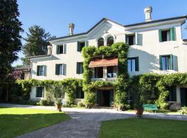 Foto di Hotel: Monumental Mansion in Crespignaga with Swimming Pool