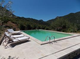 Hotel Foto: Spacious Holiday Home with Swimming Pool in Montaulieu