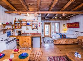 Hotel kuvat: Taos Goji Farm & Eco-Lodge Retreat