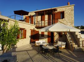 Μαρμαράς, ξενοδοχείο στη Λυσό