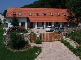 Bakonyi Apartmanház Eplény, hotel in Eplény