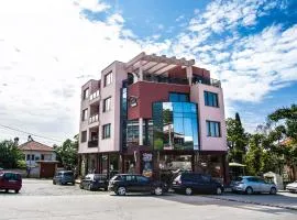 Family Hotel Pak Tam, khách sạn ở Karlovo