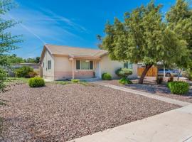 ホテル写真: Adorable House only a few miles from the Strip