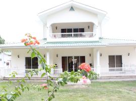 होटल की एक तस्वीर: Julie's Holiday Home