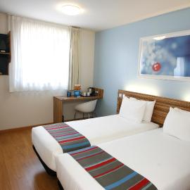 Travelodge Valencia Aeropuerto，位于马尼塞斯的酒店