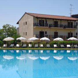 Mont Helmos Hotel，位于克里多利亚的酒店