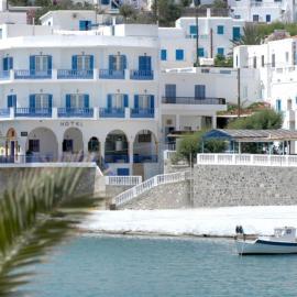 Paradissos Hotel、Pera Gyalosのホテル