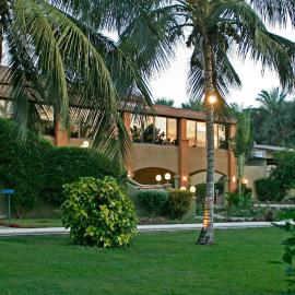 The Kairaba Beach Hotel, готель у місті Кололі