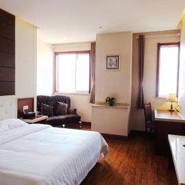 Hua Qi Kaiserdom Hotel Zhongshan Road St Michael's Cathedral and Zhanqiao Pier Qingdao, hotel in Qingdao