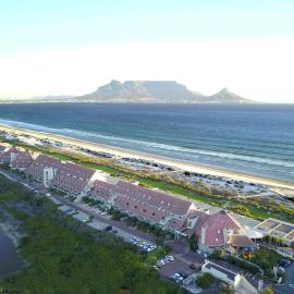 Dolphin Beach Hotel Self Catering Apartments, hotel u gradu Bloubergstrand