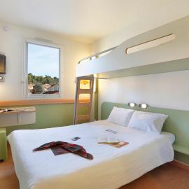 First Inn Hotel, hotell i Apt