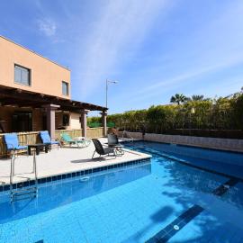 Flintstone Guest House בית ההארחה בן 11 החדרים אינו וילה פרטית אתם מזמינים רק חדרים לא את כל הוילה, hotel din Eilat