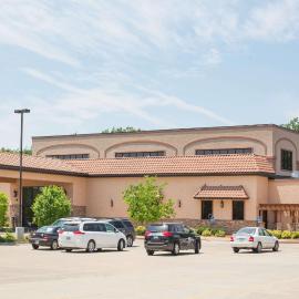 Ramada by Wyndham Des Moines Tropics Resort & Conference Ctr，Urbandale的飯店