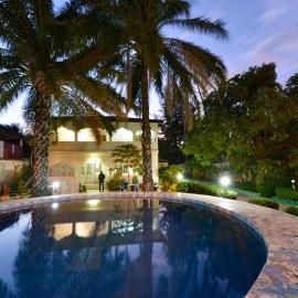 One World Village Guesthouse, hotel a Bakau