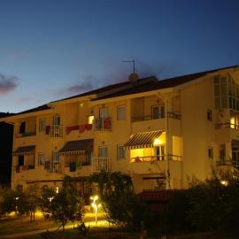 Hotel Zlatni Lav, khách sạn ở Martinšćica