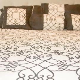 2 BEDROOM / 1 BATH ONLY 5 MINUTES AWAY FROM BANK OF HAWAII, hotel em Sinajana