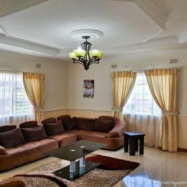 Home Up Guest Apartments and Lodge, hotel a Blantyre