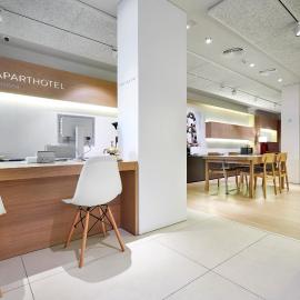 Aparthotel Silver، فندق في برشلونة